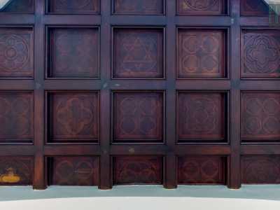 ...il cui soffitto ligneo a cassettoni � intarsiato con rosette, forme geometriche e una stella a sei punte nel centro